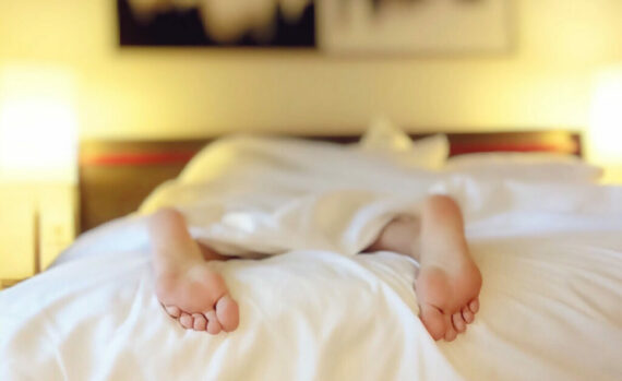 Unterschiedliche Ursachen für Erschöpfung Foto mit Person im Bett (Foto: Wokandapix/Pixabay).